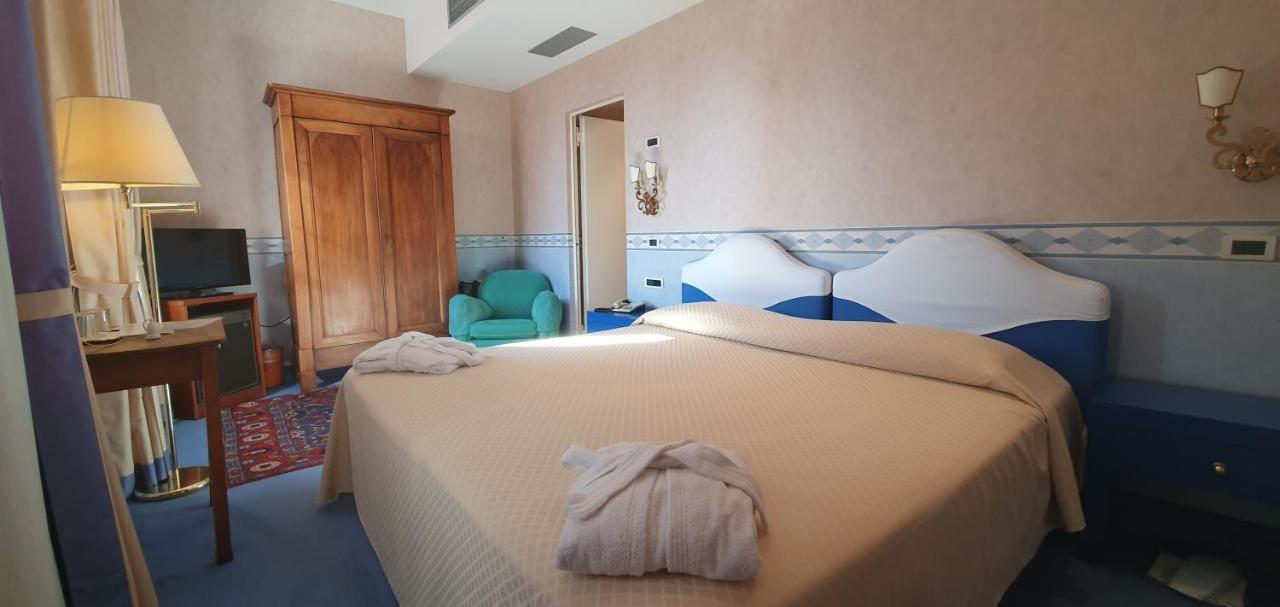 Hotel Colombia Триест Экстерьер фото