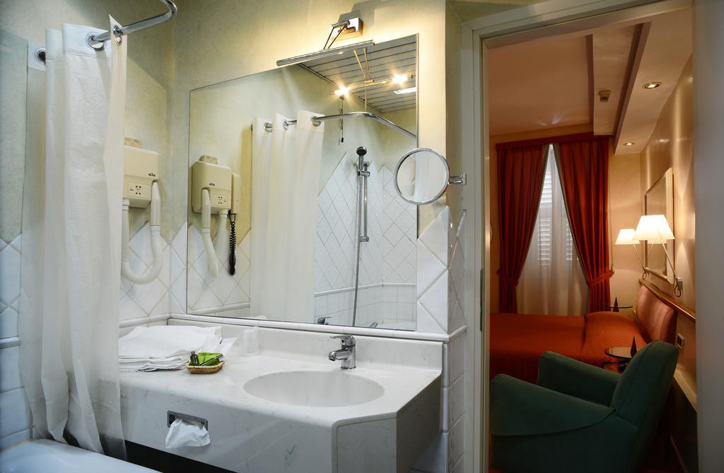 Hotel Colombia Триест Экстерьер фото