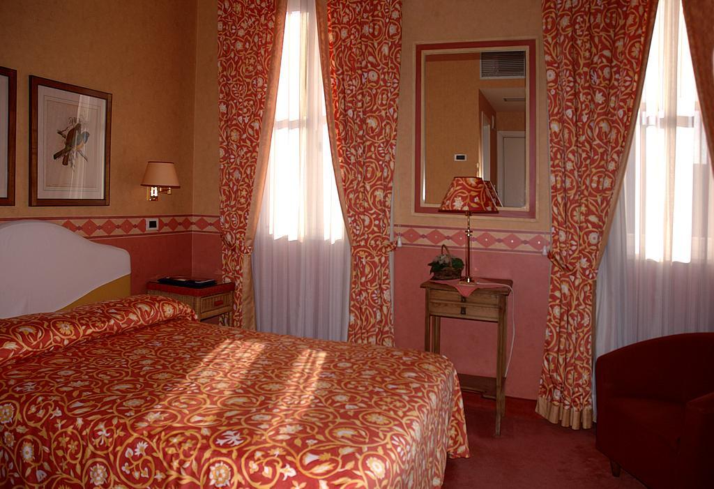 Hotel Colombia Триест Экстерьер фото